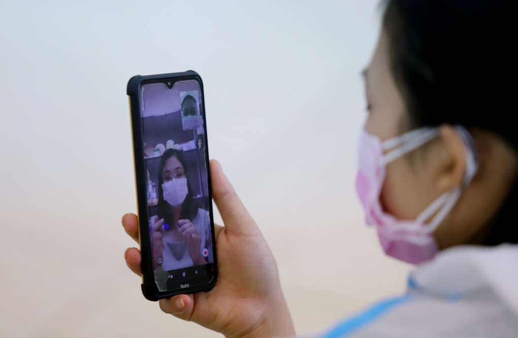 Người dùng di động thực hiện cuộc gọi video call. Ảnh: Đức Hùng