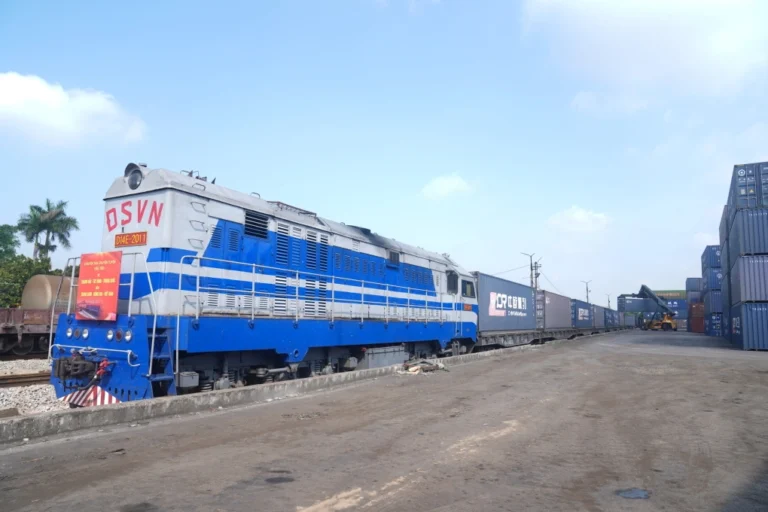 Tàu hàng container chạy xuyên biên giới Việt – Trung