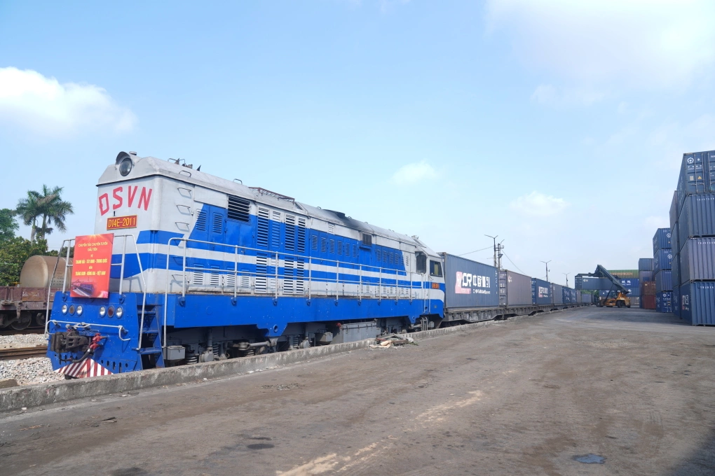 Đoàn tàu chở hàng container liên vận quốc tế từ Thanh Hải (Trung Quốc) đến Việt Nam. Ảnh: VNR