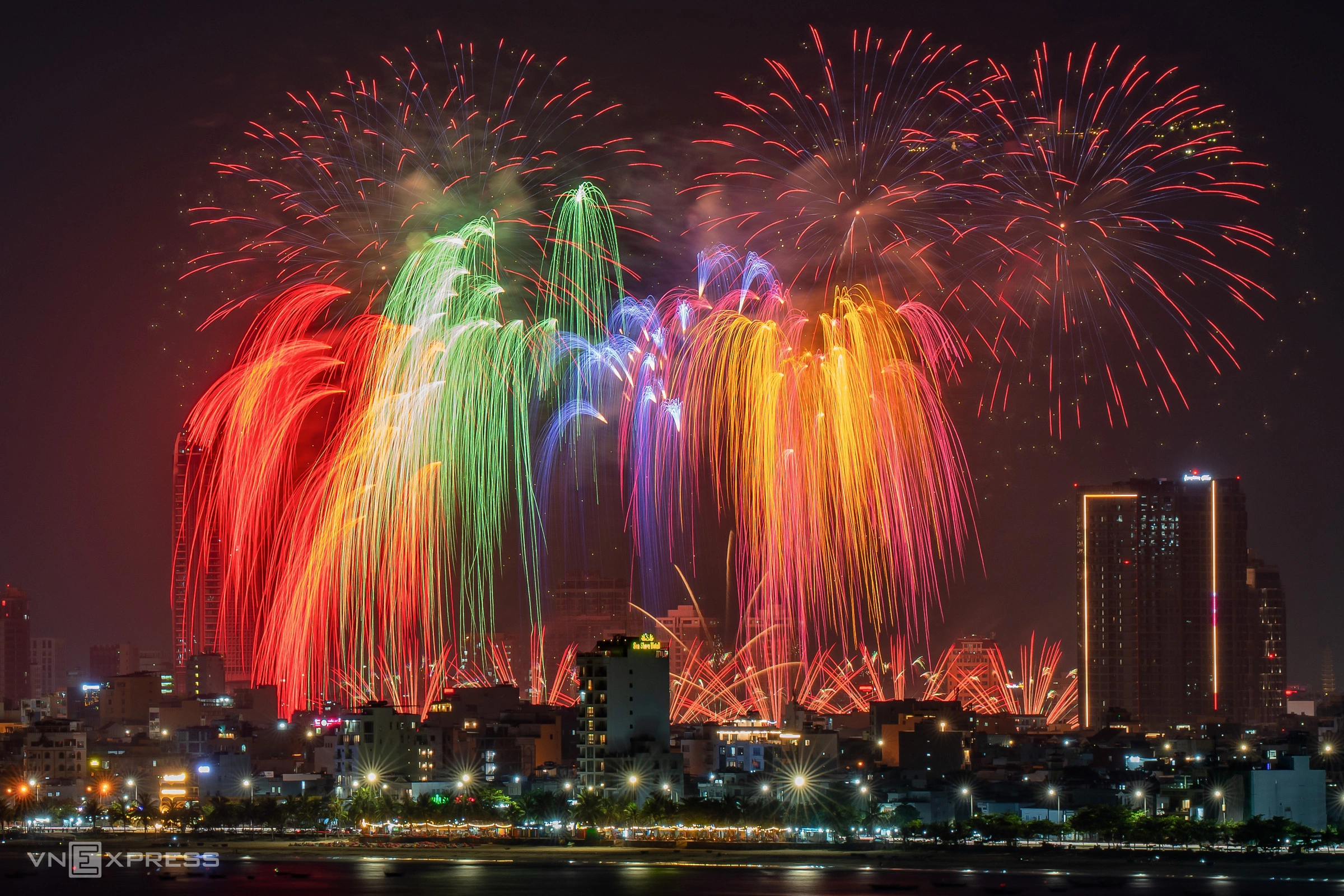 Đội Apple Pyrotechnics Co., Ltd đến từ Macau, Trung Quốc là một trong hai đội tham gia trình diễn đêm 20/6 trong Lễ hội pháo hoa Đà Nẵng (DIFF) 2026. Họ lựa chọn cách kể chuyện giàu chất điện ảnh qua màn trình diễn có tên gọi "Celestial Journey to the West" (Tây du thiên giới). Ảnh: Nguyễn Đông - Nguyễn Quang