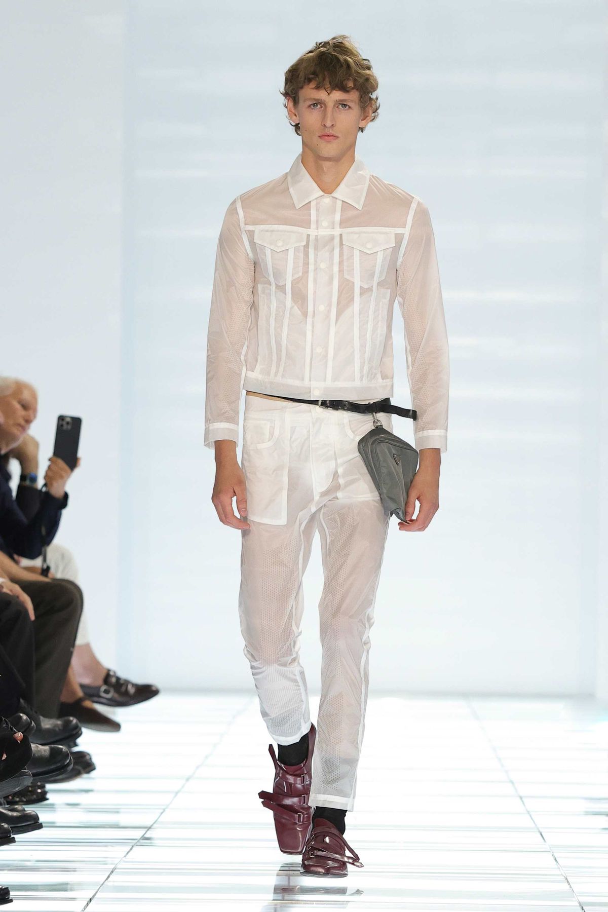 Look màu burgundy trong Prada Menswear SS27
