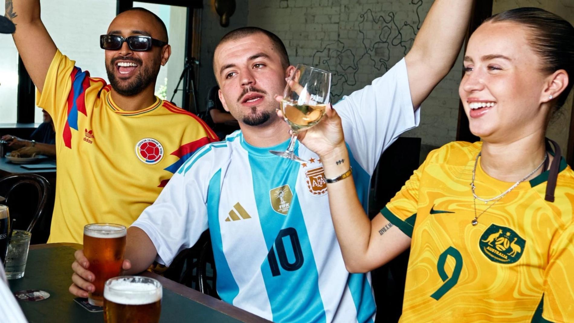 Cổ động viên World Cup trên khán đài