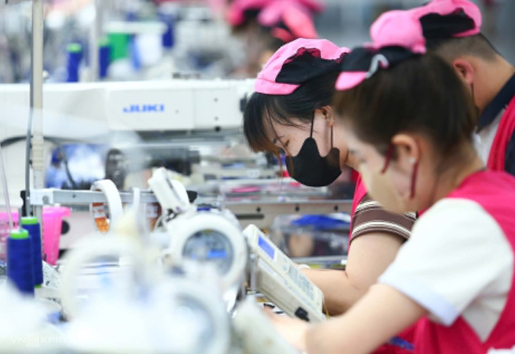 Áp lực tiền lương khiến lao động ngại kết hôn, hoãn sinh con