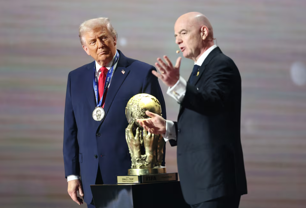 Tổng thống Mỹ Donald Trump trên sân khấu khi được Chủ tịch FIFA Gianni Infantino trao giải Hòa bình FIFA tại lễ bốc thăm World Cup 2026 ở Trung tâm Kennedy, Washington, ngày 5/12/2025. Ảnh: Reuters