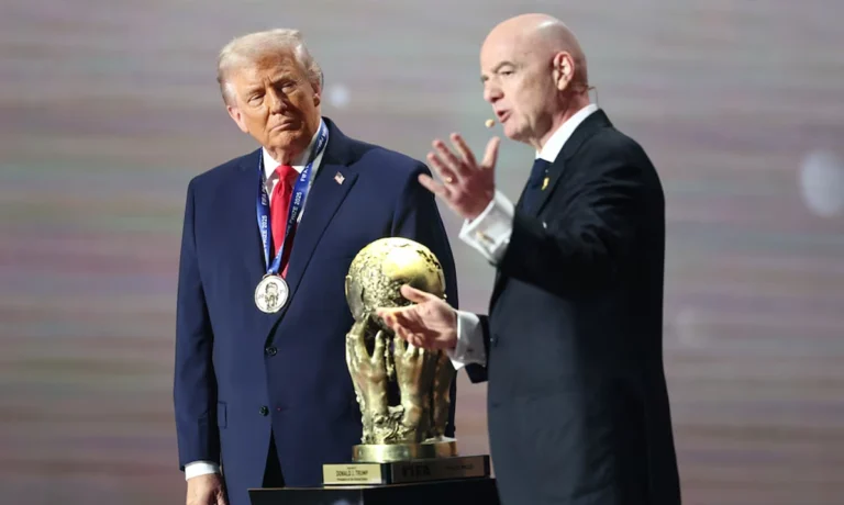 Ông Trump trao Cup cho đội vô địch World Cup 2026