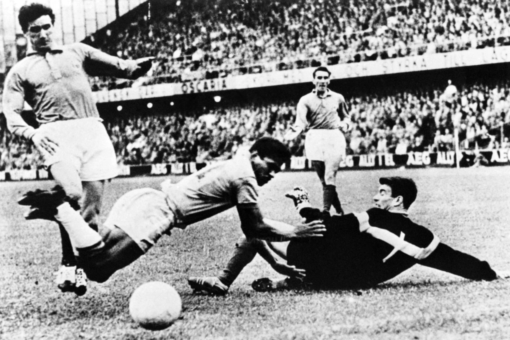 Tiền đạo Brazil Garrincha (giữa) va chạm với thủ môn Claude Abbes của Pháp, trong khi hậu vệ Raymond Kaelbel (trái) theo dõi tình huống ở trận bán kết World Cup 1958 tại Stockholm ngày 24/6. Brazil thắng Pháp 5-2 để giành quyền vào chung kết. Ảnh: AFP