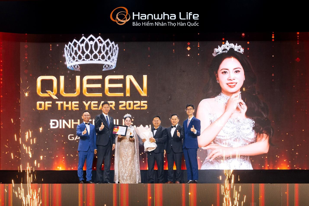 Ban Lãnh đạo cấp cao Hanwha Life trao giải và chúc mừng Nữ hoàng kinh doanh năm 2025. Ảnh: Hanwha Life