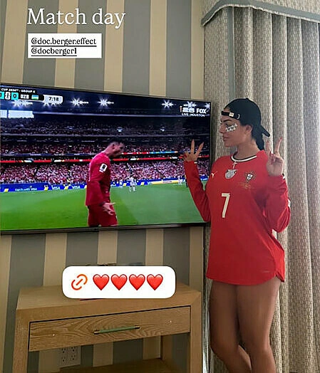 Rodriguez chụp ảnh khi đang xem Ronaldo thi đấu ở trận Bồ Đào Nha thắng Uzbekistan.