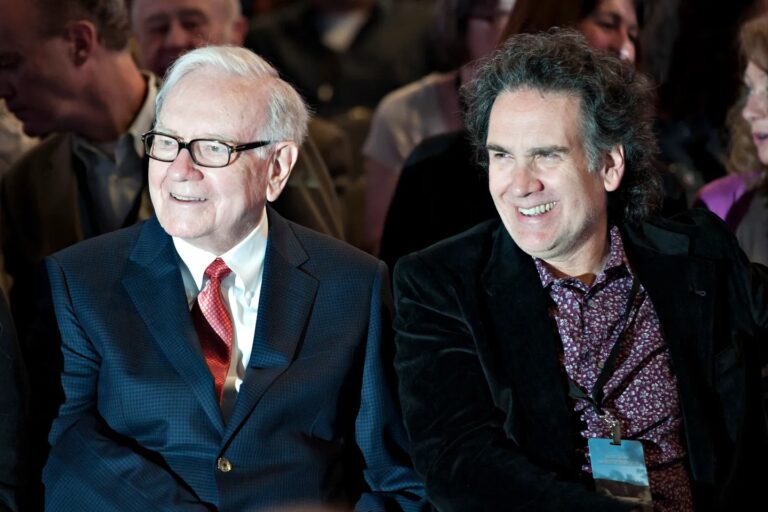 Vì sao con trai Warren Buffett ngoài 20 tuổi mới biết cha là tỷ phú?