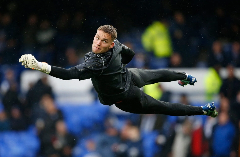 Thủ môn Bart Verbruggen khởi động trước trận Brighton gặp Everton trên sân Goodison Park, Liverpool, Anh ngày 4/11/2023. Ảnh: Reuters