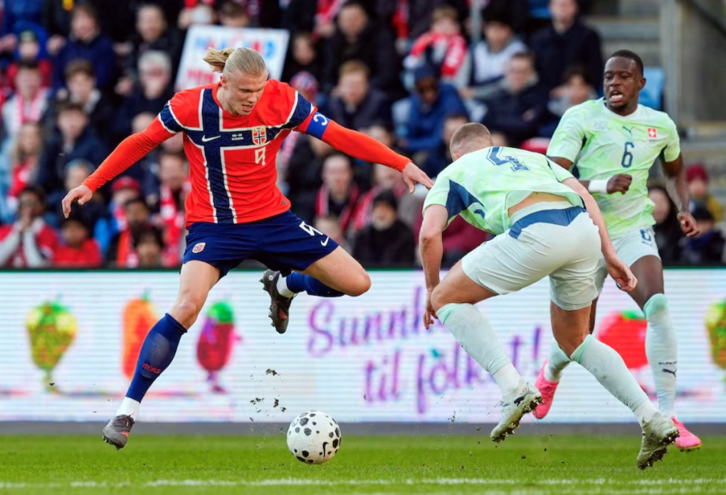 Erling Haaland (áo đỏ) đi bóng trong trận giao hữu giữa Na Uy và Thụy Sĩ tại Ullevaal Stadion, Oslo, Na Uy ngày 31/3/2026. Ảnh: Reuters