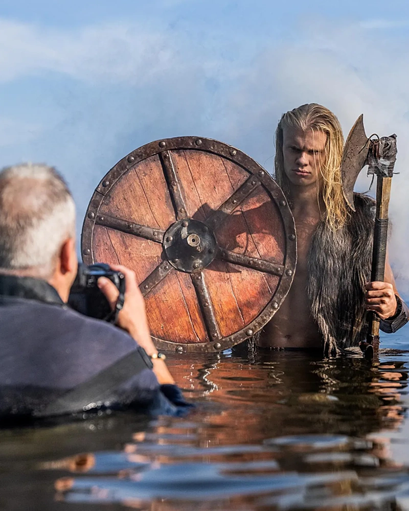 Hậu trường bức ảnh Erling Haaland hóa thân chiến binh Viking trong bộ ảnh năm 2023. Ảnh: David Yarrow
