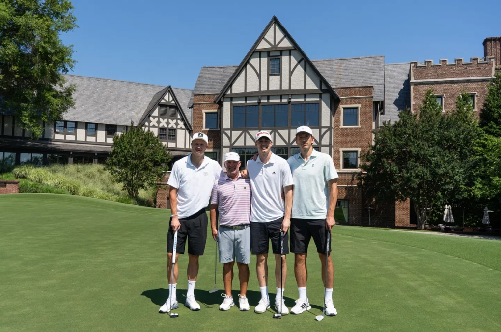 Erling Haaland, Jorgen Strand Larsen, Sander Berge chụp ảnh cùng người hâm mộ tại Sedgefield Country Club. Ảnh: McConnel Golf