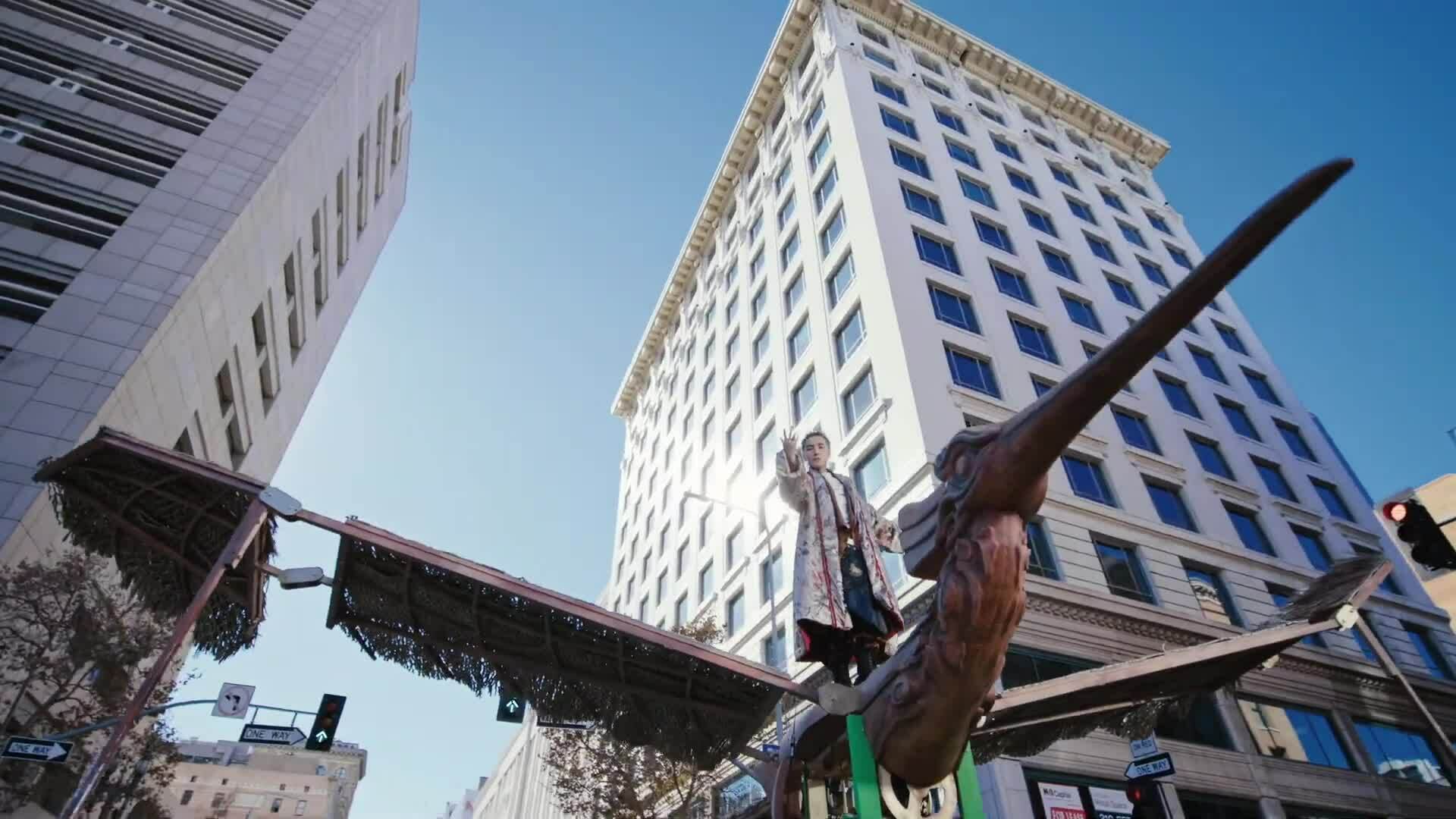 Sơn Tùng M-TP và đạo diễn Phương Vũ trong cảnh quay chim Lạc giữa đô thị Los Angeles. Video: M-TP Entertainment