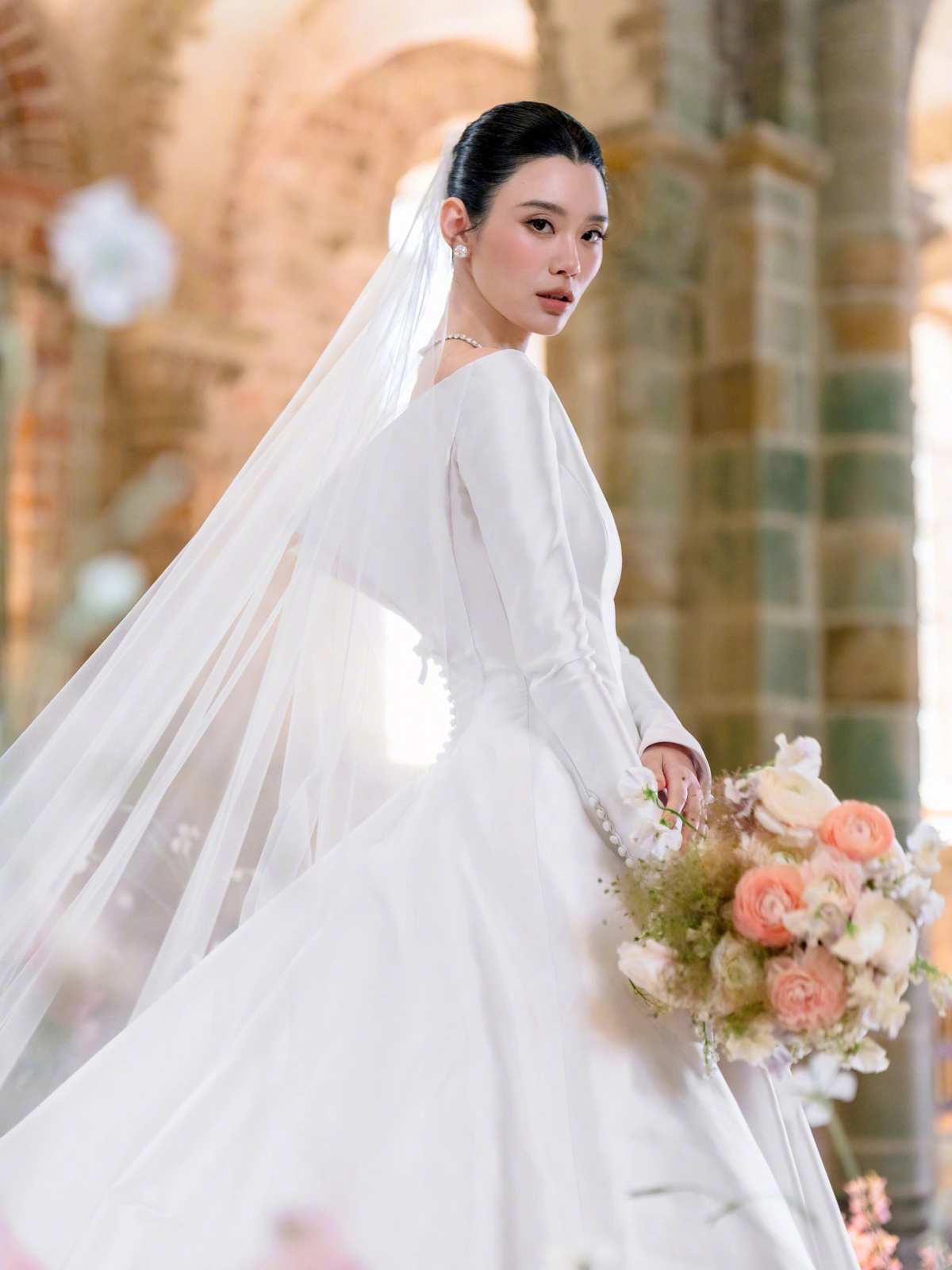Người mẫu nói: "Tôi về nhà chồng không vì tiền bạc mà vì tình yêu, nếu không yêu, dù gia đình anh ấy bề thế cỡ nào, tôi cũng không muốn vào".
