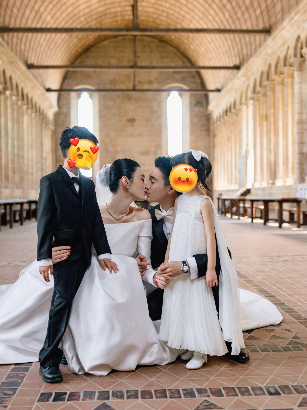 Cả hai đăng ký kết hôn năm 2019, có hai con, đến nay mới tổ chức đám cưới.