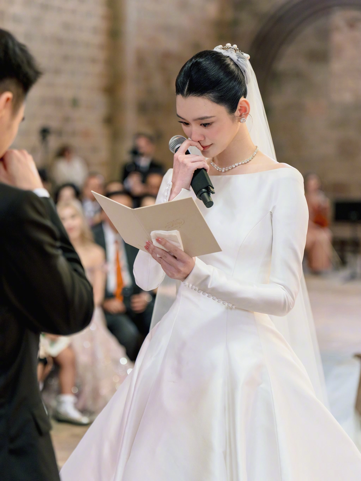 Gia đình hai bên và những người bạn thân của cô dâu chú rể dự hôn lễ.