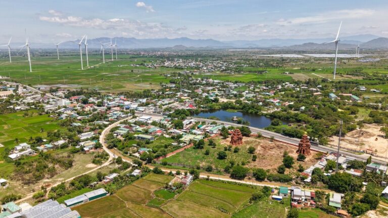 Cụm tháp Chăm 1.300 năm tuổi trên hướng tuyến đường sắt tốc độ cao