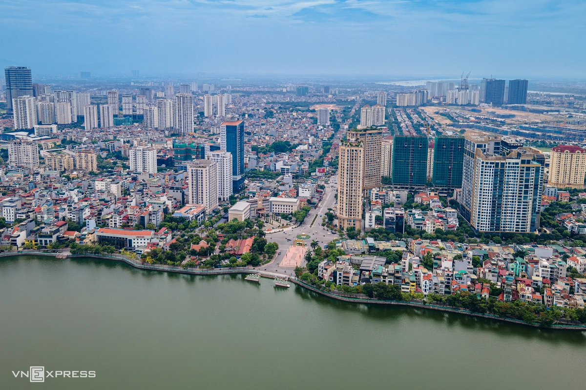 Theo quy hoạch, khu vực Hồ Tây dự kiến có hai quảng trường nổi tại khu Văn Cao và bến Kim Ngưu. Đây sẽ là những không gian công cộng phục vụ các hoạt động văn hóa, nghệ thuật và vui chơi ven hồ. Dự án cũng đề xuất xây dựng sáu bến thuyền, gồm ba bến chính và ba bến phụ, nhằm phát triển các loại hình du lịch đường thủy, tăng trải nghiệm cho người dân và du khách khi tham quan Hồ Tây.