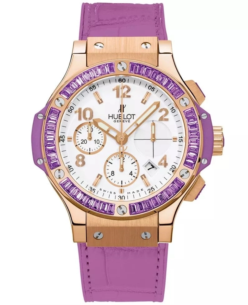 Cô hoàn thiện tổng thể bằng đồng hồ Big Bang Tutti Frutti Purple Unisex đính kim cương của Hublot khoảng 900 triệu đồng.