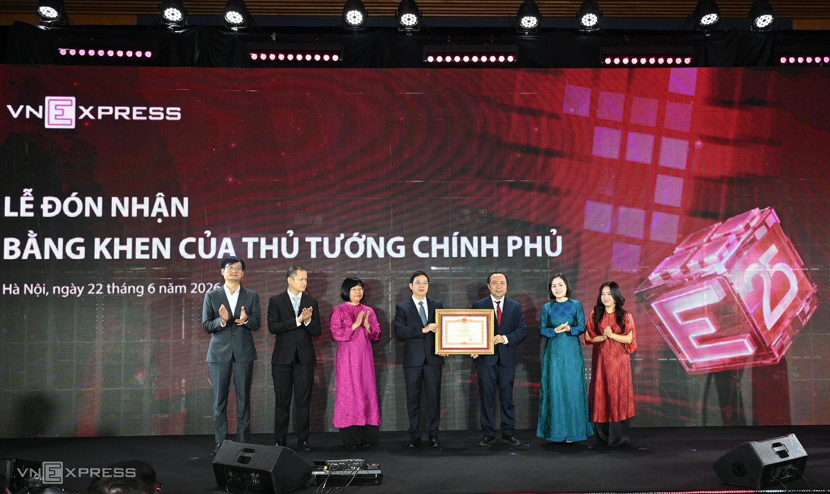 Bộ trưởng Bộ Khoa học và Công nghệ Vũ Hải Quân trao tặng bằng khen của Thủ tướng Lê Minh Hưng cho Báo VnExpress vì có thành tích xuất sắc trong công tác thông tin, tuyên truyền và tiên phong trong ứng dụng công nghệ số trong hoạt động báo chí, góp phần thực hiện hiệu quả Nghị quyết 57 của Bộ Chính trị.
