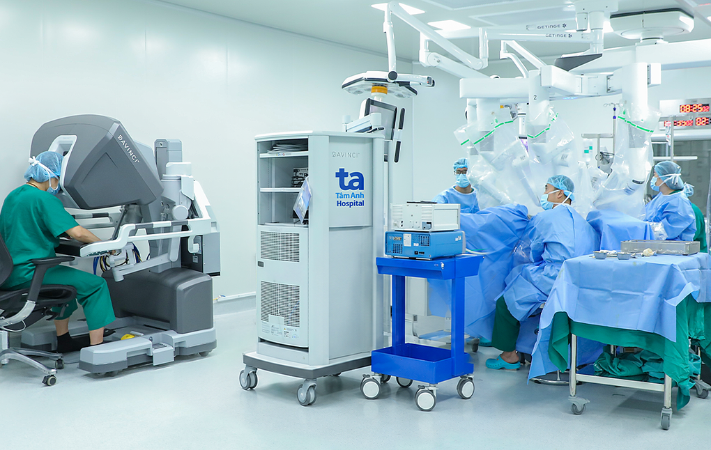 Từ Australia về Việt Nam phẫu thuật bằng robot cắt tử cung