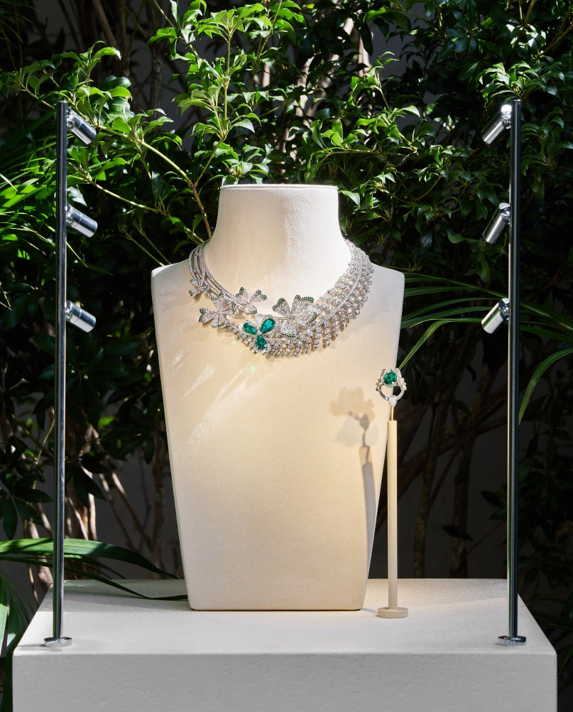 Bộ sưu tập "Jewels by Nature" lấy cảm hứng từ thế giới thực vật - gắn bó với Chaumet suốt hơn hai thế kỷ. Các thiết kế tái hiện hình ảnh lá cây, hoa cỏ và những chuyển động tinh tế của thiên nhiên thông qua kỹ thuật chế tác kim hoàn cùng các loại đá quý màu sắc. Bộ sưu tập thể hiện cách thương hiệu diễn giải vẻ đẹp tự nhiên dưới góc nhìn đương đại.