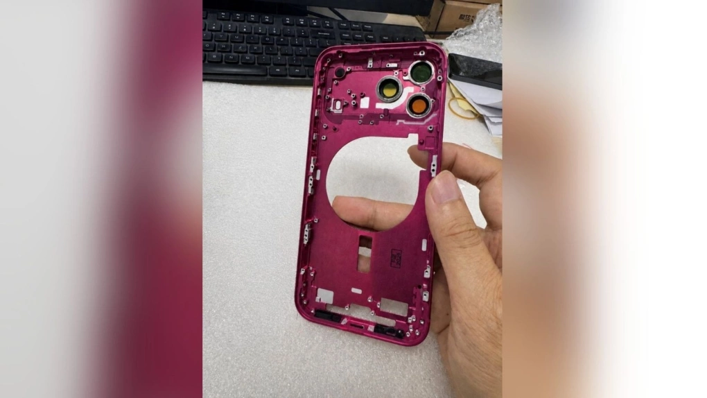Khung sườn iPhone 18 Pro màu đỏ đậm. Ảnh: Lanzk