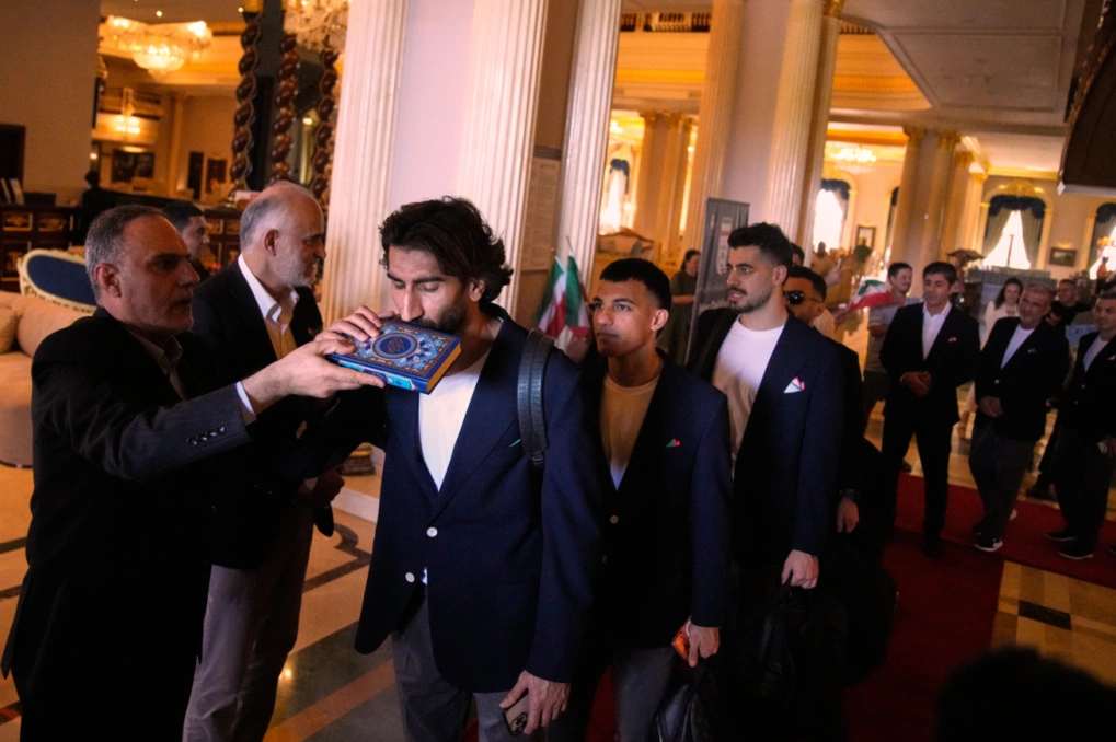 Các cầu thủ Iran hôn Kinh Qur’an - cuốn sách thiêng liêng của người Hồi giáo - trước khi rời sân bay Antalya ở miền nam Thổ Nhĩ Kỳ ngày 6/6/2026. Ảnh: AP