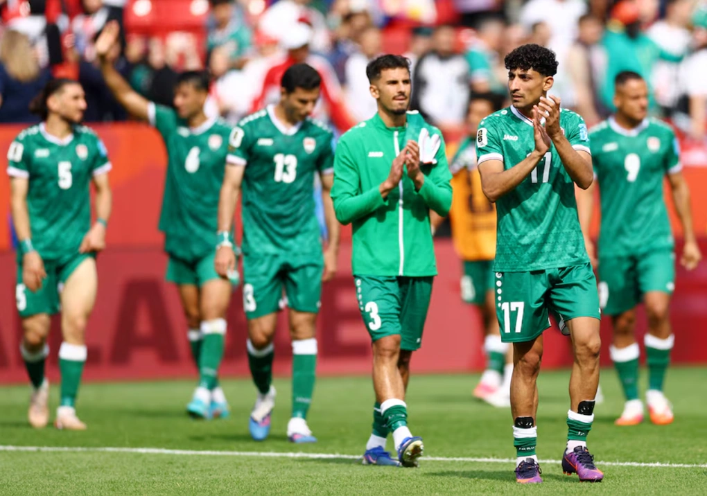Các cầu thủ Iraq vỗ tay tri ân người hâm mộ sau trận thua Senegal 0-5 ở lượt cuối bảng I World Cup 2026 trên sân Toronto, Toronto, Canada ngày 26/6/2026. Ảnh: Reuters