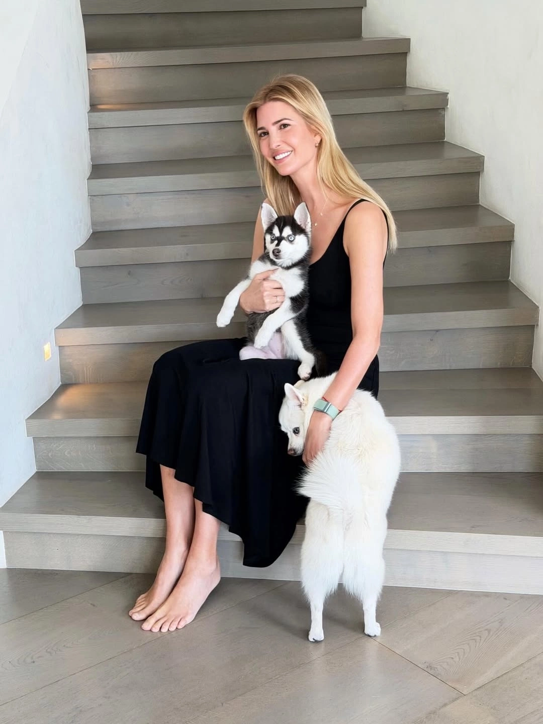 Theo W, phong cách mùa hè của Ivanka Trump là sự giao thoa giữa thanh lịch và hơi hướng tự do, phóng khoáng của vùng biển. Với chiều cao 1,8 m cùng tỷ lệ cơ thể cân đối, Ivanka thường ưu tiên những bộ đầm midi ôm eo, xẻ ngực, giúp cô tôn đường cong.