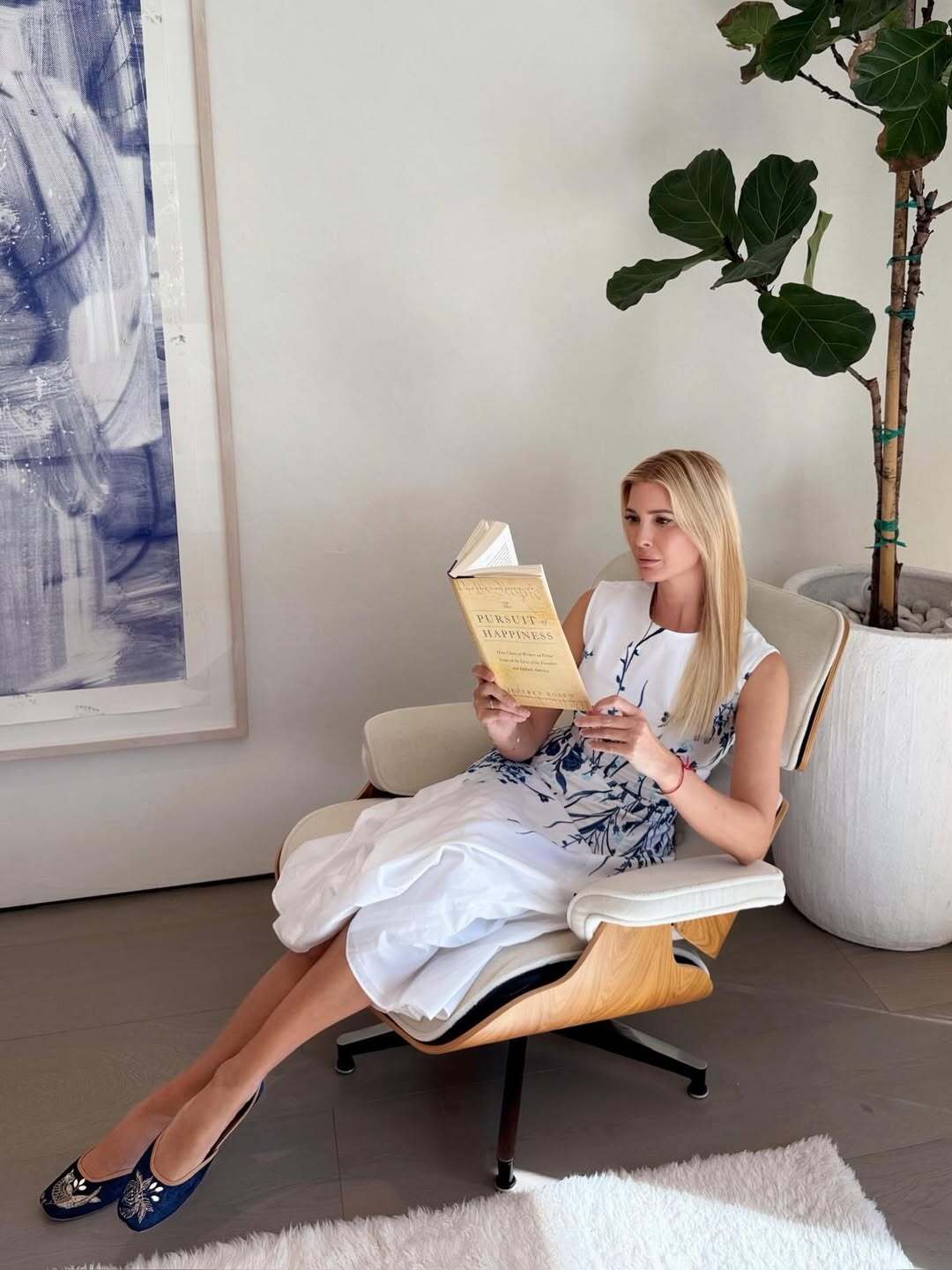 Một trong những thiết kế cơ bản được Ivanka thường xuyên lựa chọn là váy chữ A không tay, kết hợp giày bệt.