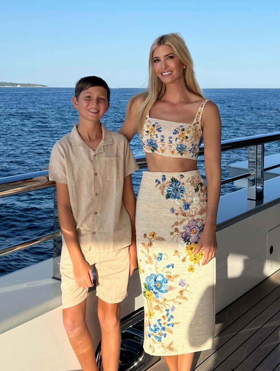 Theo Marie Claire, Ivanka chuộng các bộ đồ gồm crop top kèm chân váy midi. Những thiết kế này vừa giúp cô khoe vòng eo thon, vừa giữ được sự sang trọng, thời thượng khi đi du lịch hay tham gia sự kiện.
