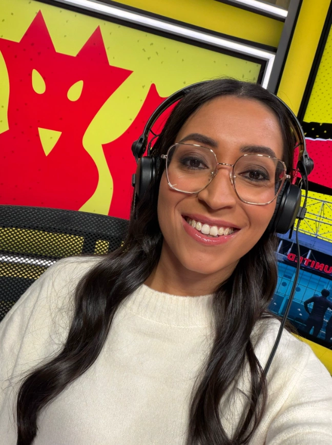 Angelina Kelly trong buổi bình luận của talkSPORT. Ảnh: X / Angelina Kelly