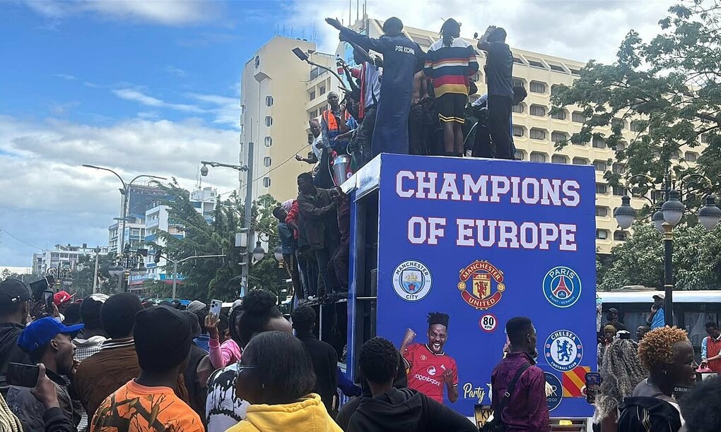CĐV Man City, Man Utd, PSG và Chelsea cùng diễu hành tại Nairobi, Kenya ngày 1/6/2026, để mừng thất bại của Arsenal ở chung kết Champions League. Ảnh: X/Yimzy