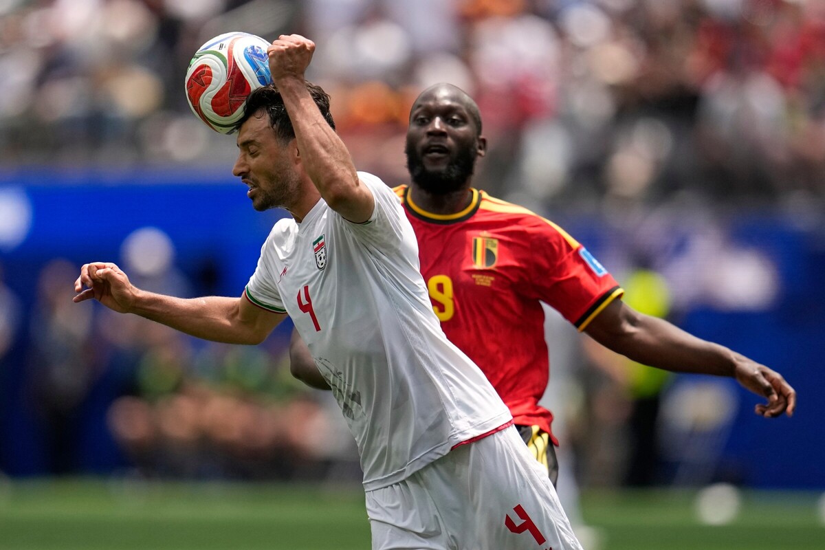 Trung vệ: Shoja Khalilzadeh (Iran) Khalilzadeh chơi trận đấu xuất sắc khi Iran cầm hòa Bỉ 0-0. Anh thống trị hoàn toàn các pha không chiến và thực hiện tới 14 tình huống phá bóng. Trung vệ Iran đặc biệt gây ấn tượng khi phong tỏa Romelu Lukaku, khiến tiền đạo này gần như không có cơ hội rõ ràng. Ngoài ra, trung vệ 37 tuổi còn tạo ra tới 21 hành động phòng ngự - thông số nhiều nhất trận. Màn trình diễn chắc chắn của Khalilzadeh giúp Iran giữ lại một điểm quan trọng.