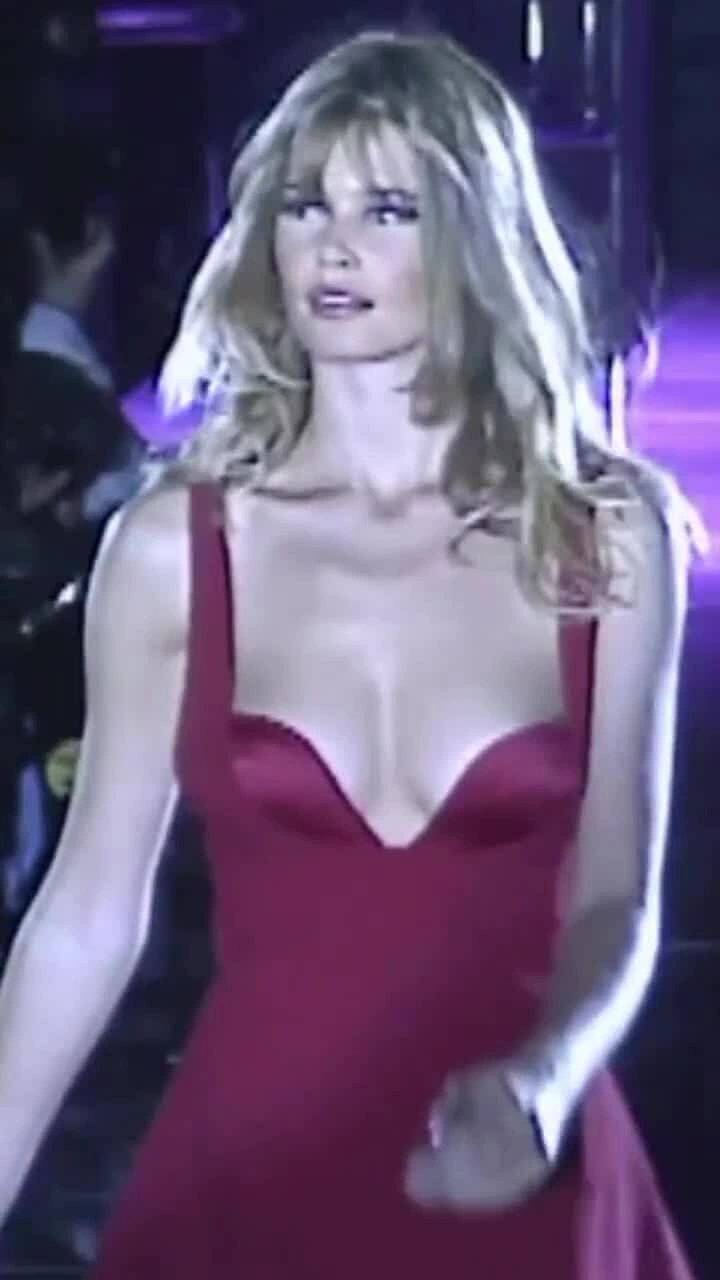Khoảnh khắc Claudia Schiffer catwalk. Video: Instagram Claudia Schiffer