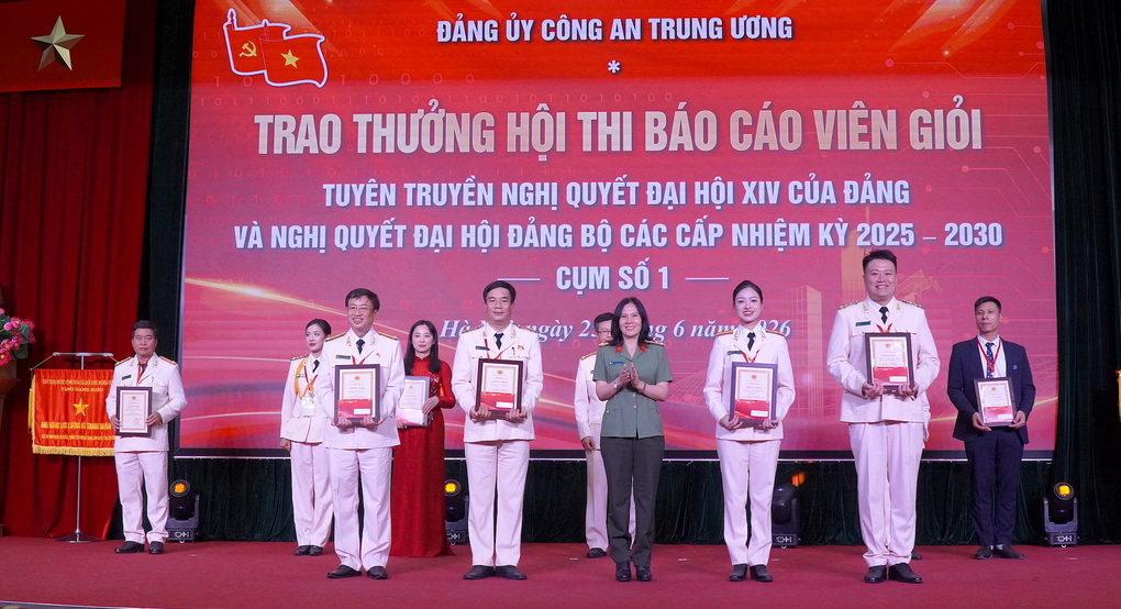 Các báo cáo viên thuộc cụm thi số 1 được trao giải sau hội thi do Đảng ủy Công an Trung ương tổ chức, ngày 25/6. Ảnh: Cổng thông tin Bộ Công an