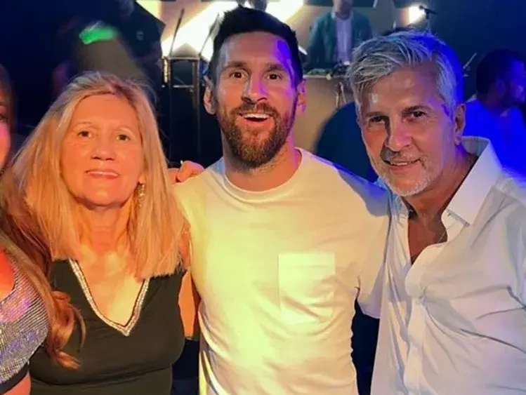 Messi chụp ảnh cùng bố mẹ.