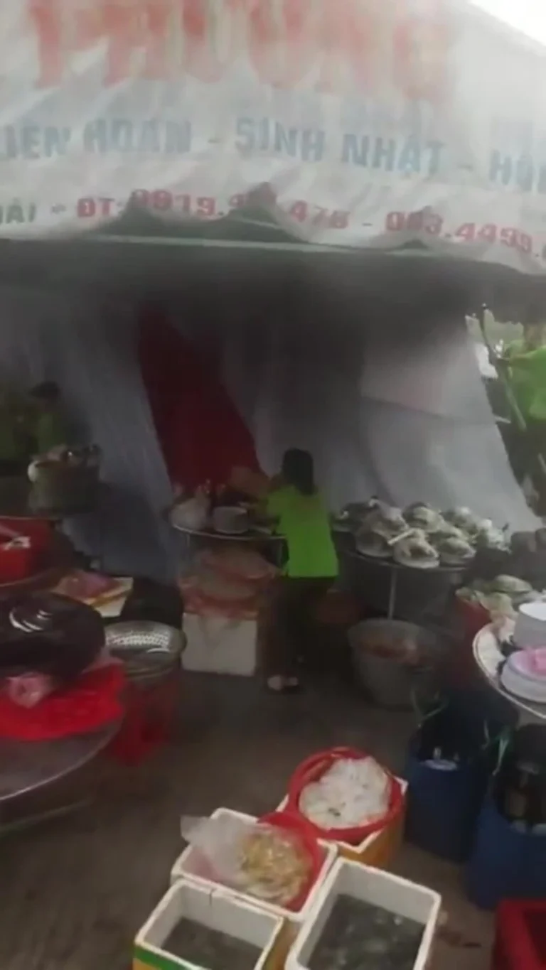 Lốc xoáy làm tốc mái trụ sở phường, hai người bị thương