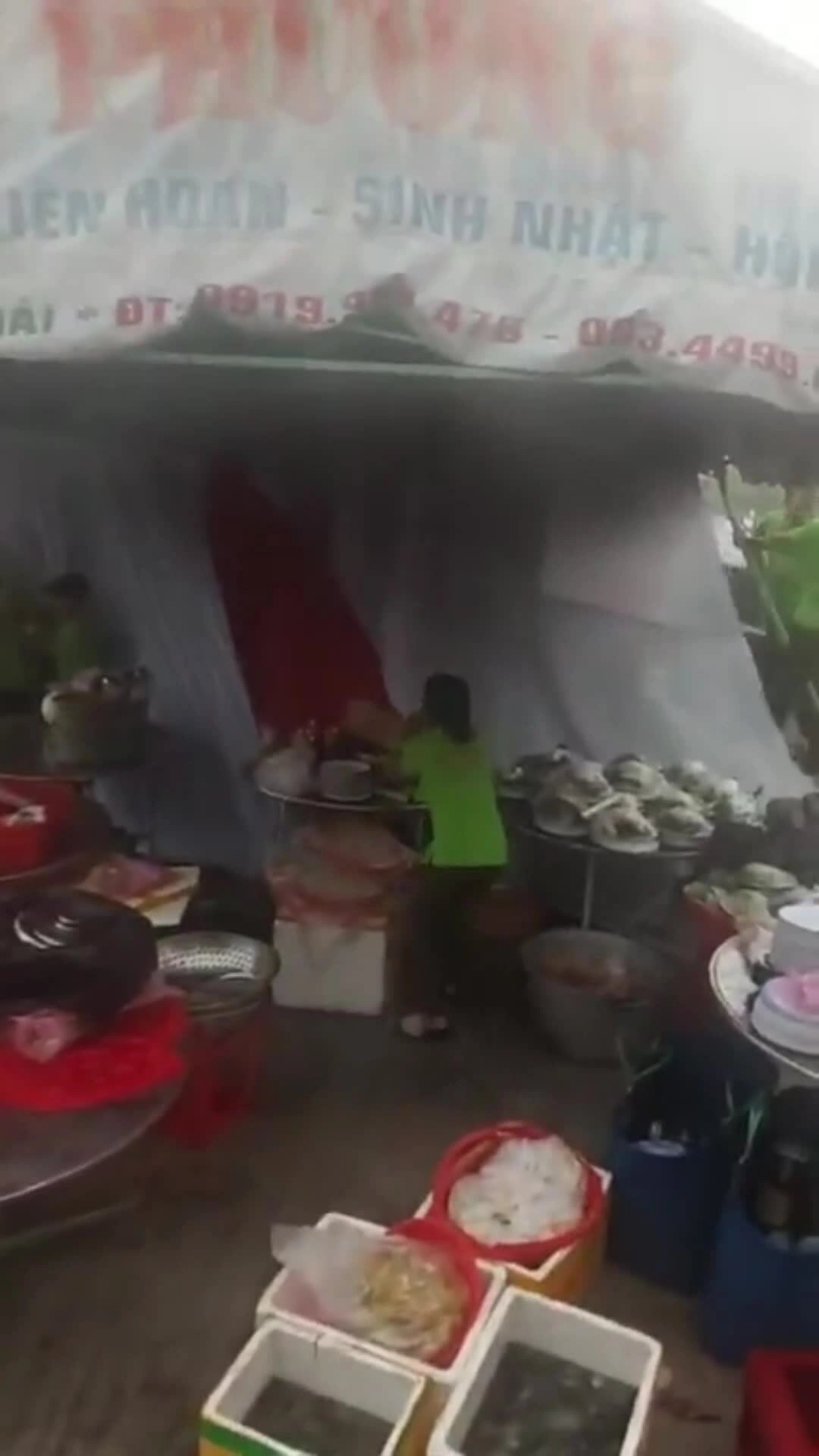 Rạp cưới ở phường Phan Thiết bị gió lốc quật đổ, chiều 22/6. Video: Quốc Khánh