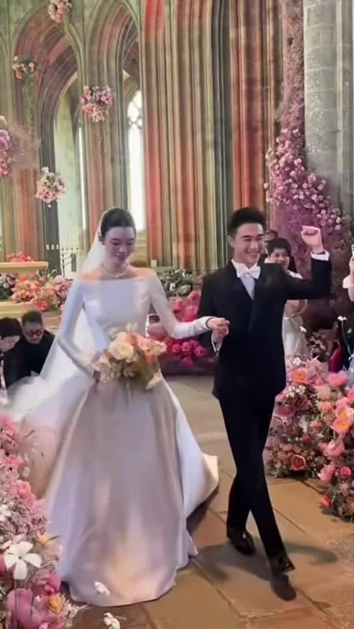 Hà Du Quân và Hề Mộng Dao ở hôn lễ. Video: Weibo