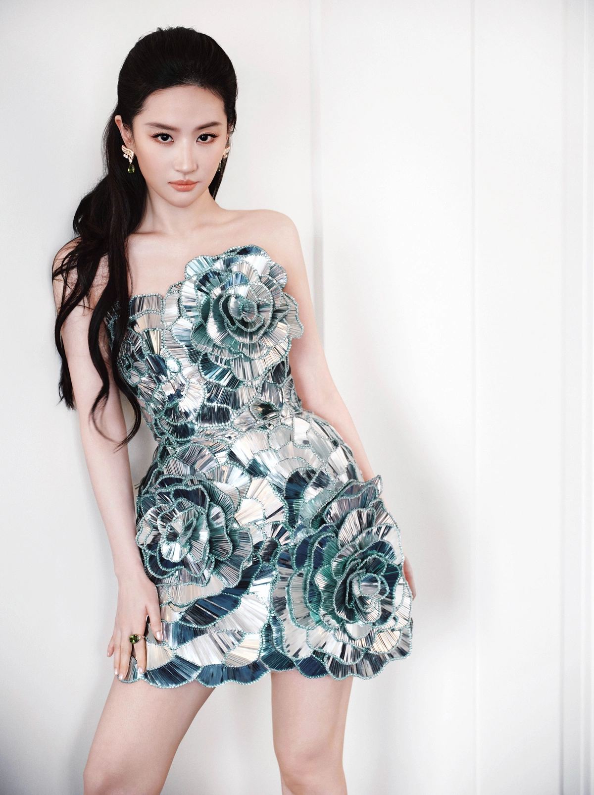 Cô chọn thiết kế của nhà mốt Oscar de la Renta, lấy cảm hứng từ cánh hoa. Các chi tiết được xếp thủ công, tạo hiệu ứng đổi màu, bắt sáng theo từng chuyển động. Cụm từ khóa "Lưu Diệc Phi mặc váy bông hồng thủy tinh" vào danh sách chủ đề nổi bật trên nền tảng Weibo. Nhiều khán giả nhận xét bộ đầm sống động và tươi mới, tôn sự khỏe khoắn, năng động.