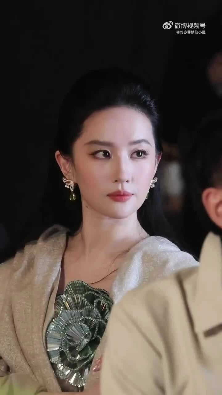 Lưu Diệc Phi diện váy 'bông hồng thủy tinh'