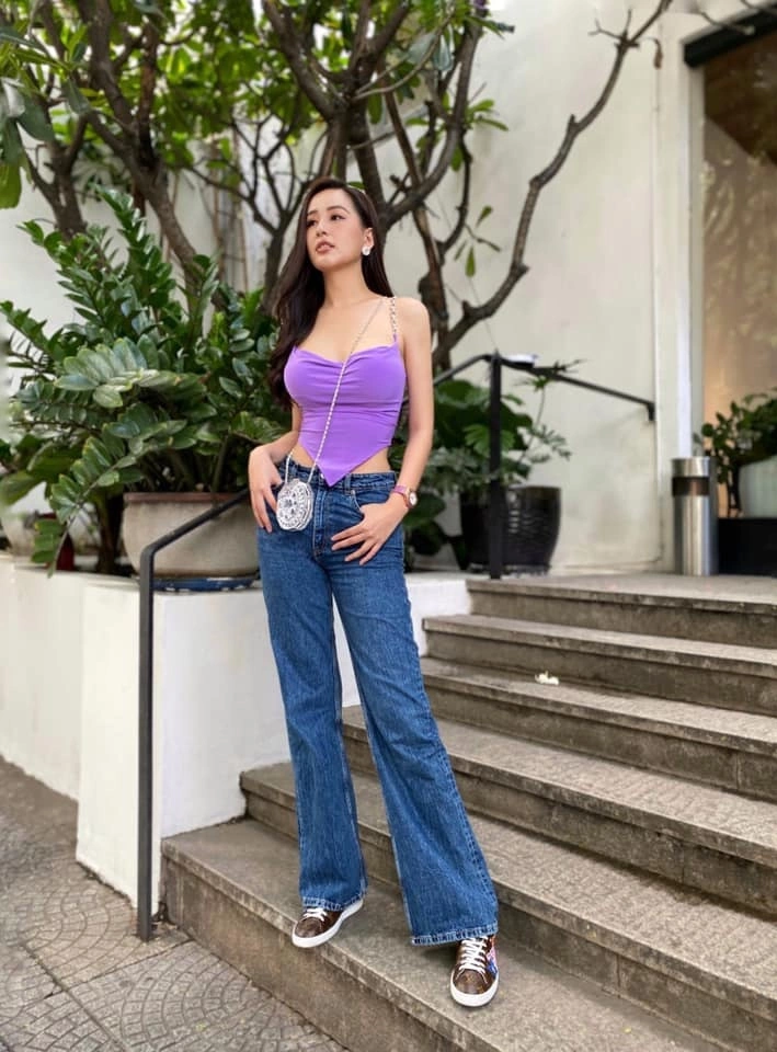 Mai Phương Thúy xuống phố với áo hai dây hở eo, quần jeans và sneakers Louis Vuitton khoảng 25 triệu đồng,