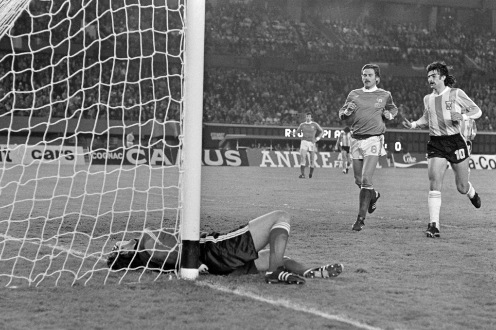 Tiền vệ Pháp Christian Lopez (trái) và tiền đạo Argentina Mario Kempes chạy tới hỗ trợ thủ môn Jean-Paul Bertrand-Demanes sau khi anh va vào cột dọc trong trận Pháp gặp Argentina tại World Cup 1978 ở Buenos Aires ngày 6/6. Ảnh: AFP