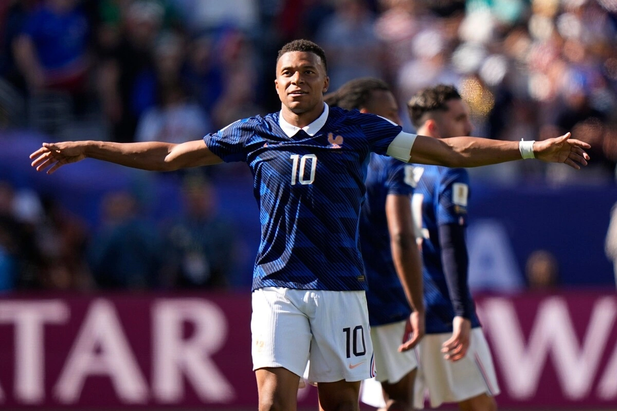 8. Kylian Mbappe (Pháp) Dù mới 27 tuổi, Mbappe đã được xem là huyền thoại của World Cup. Ở kỳ World Cup đầu tiên năm 2018, tiền đạo Pháp ghi bốn bàn và nhận giải Cầu thủ trẻ hay nhất. Anh cũng trở thành cầu thủ tuổi teen đầu tiên ghi bàn trong trận chung kết World Cup kể từ Pele năm 1958. Đến World Cup 2022, Mbappe ghi hat-trick trong trận chung kết gặp Argentina. Dù Pháp thất bại trên loạt luân lưu, anh vẫn giành Chiếc giày Vàng với tám bàn thắng. Sau khi ghi cú đúp vào lưới Senegal tại World Cup 2026, Mbappe đã có 14 bàn chỉ sau 15 trận ở giải đấu này, vươn lên thứ tư trong danh sách ghi bàn mọi thời đại. Với tuổi đời còn khá trẻ, anh được dự báo sẽ sớm phá nhiều kỷ lục khác.
