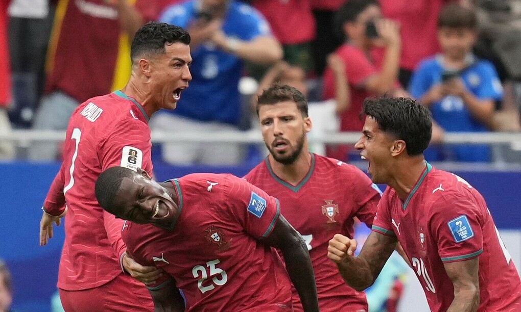 Nuno Mendes (số 25) mừng bàn thắng thứ hai cho Bồ Đào Nha trong trận gặp Uzbekistan ở bảng K World Cup 2026 trên sân Houston ngày 23/6. Ảnh: AP
