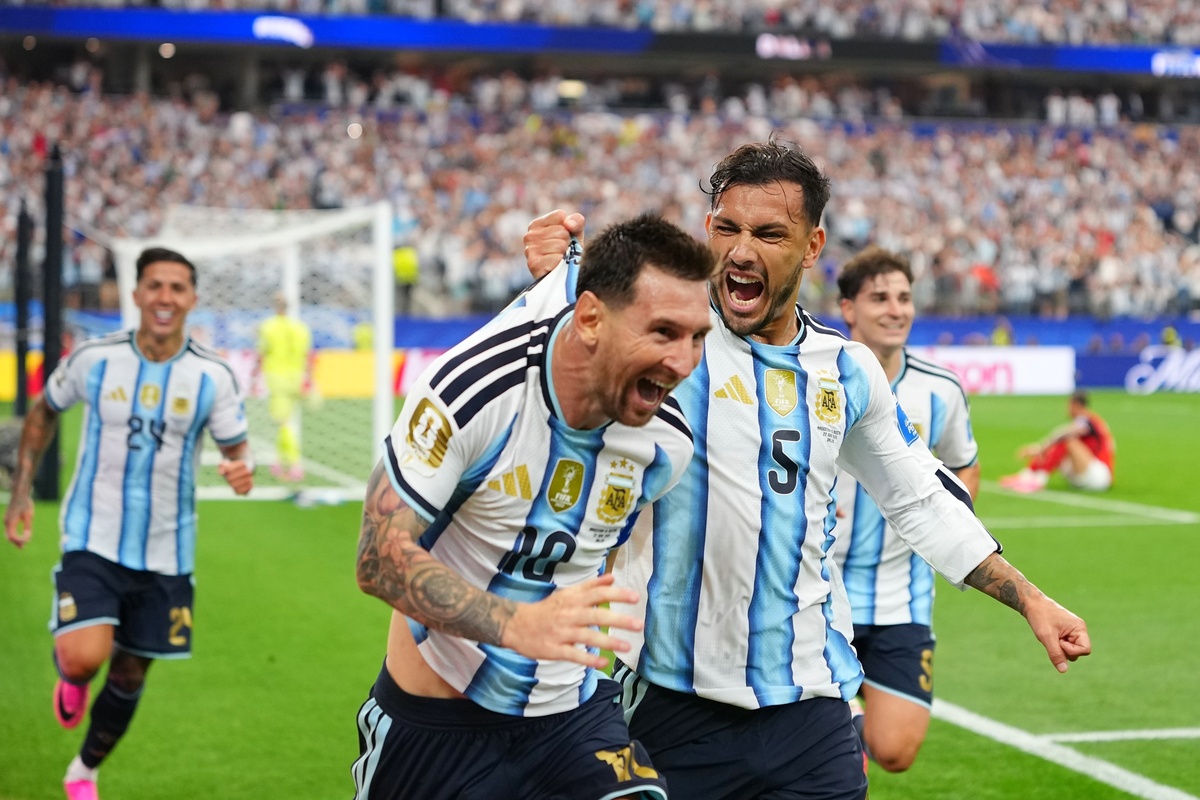 Tiền vệ tấn công: Lionel Messi (Argentina) Messi tiếp tục viết lại lịch sử World Cup khi nâng số bàn thắng lên 18, trở thành cầu thủ ghi bàn nhiều nhất lịch sử giải đấu. Trong trận gặp Áo, anh sút hỏng phạt đền nhưng sau đó ghi hai bàn và tạo ra nhiều cơ hội cho đồng đội. Màn trình diễn này cho thấy Messi vẫn là trung tâm trong lối chơi của Argentina, không chỉ ghi bàn mà còn đóng vai trò kiến thiết. Cả 5 bàn thắng của Argentina từ đầu giải đều do Messi ghi. Siêu sao 39 tuổi cũng là cầu thủ duy nhất góp mặt trong đội hình tiêu biểu cả hai lượt đầu.