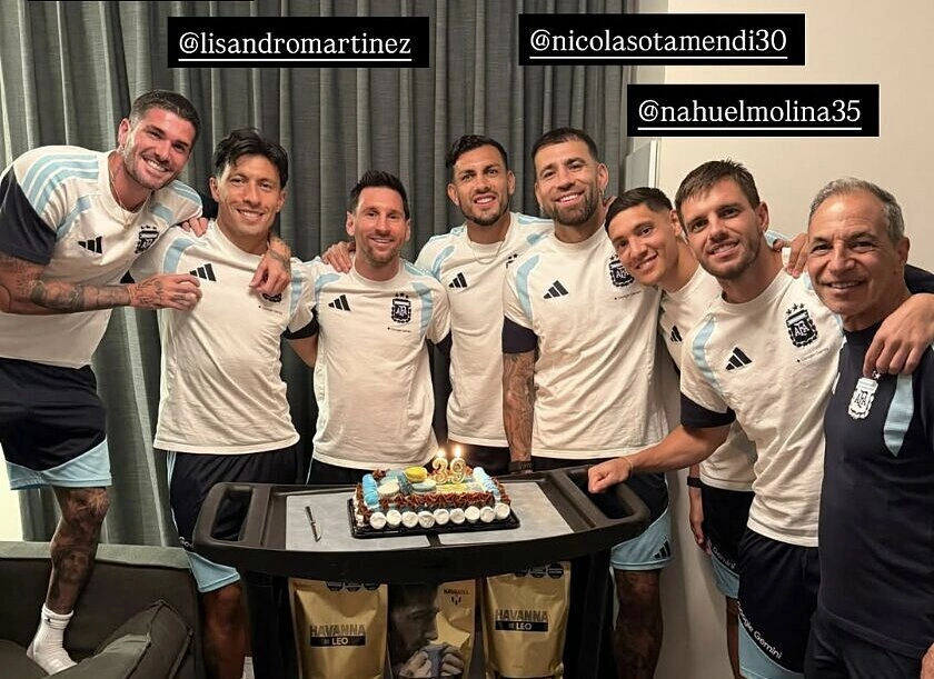 Đồng đội gây bất ngờ trong ngày sinh nhật Messi
